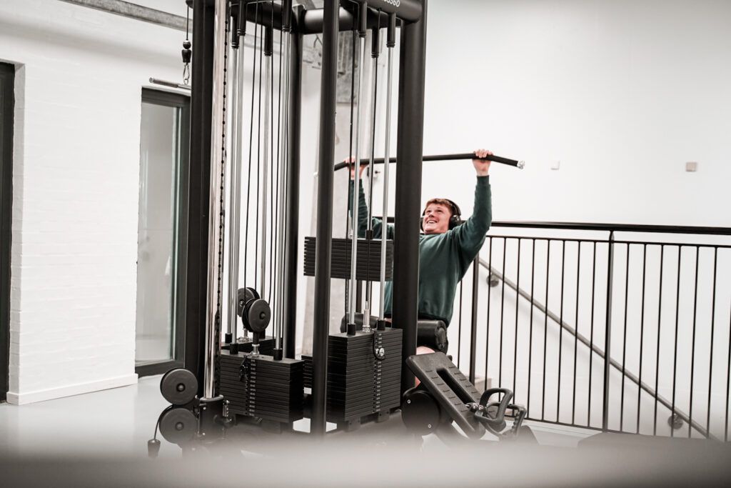 Mand der laver Lat pulldown i kabel